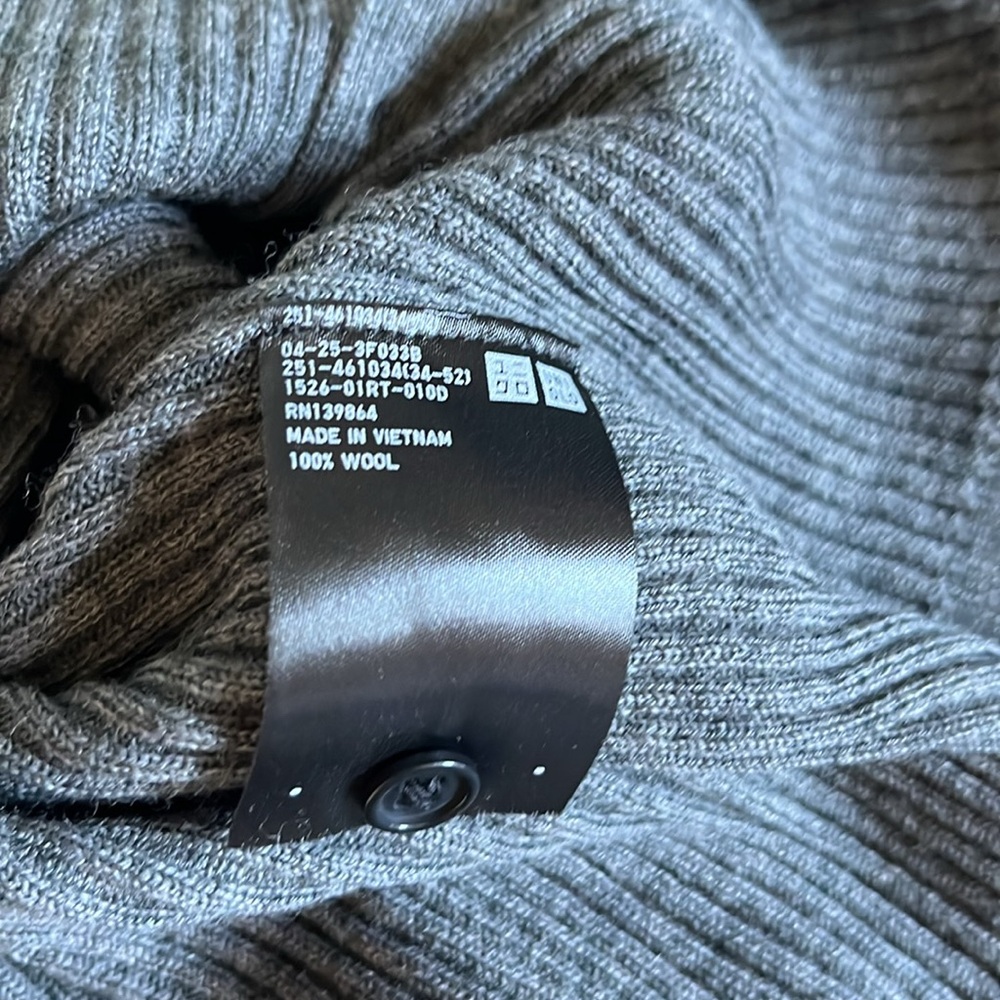 Uniqlo long sleeve sweater - Picture 11 of 11